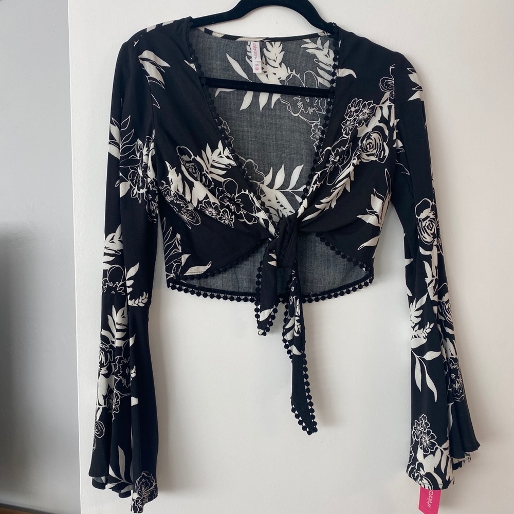 3 for $15 🎉 NWT - Cropped flower blouse